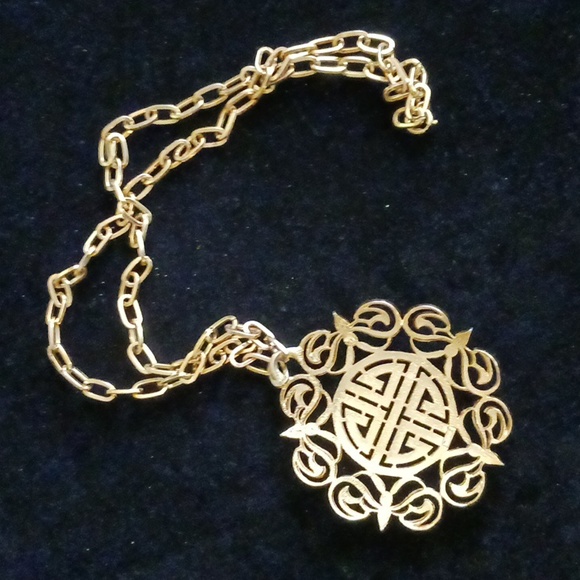Trifari large goldtone pendant on chain - Picture 2 of 3